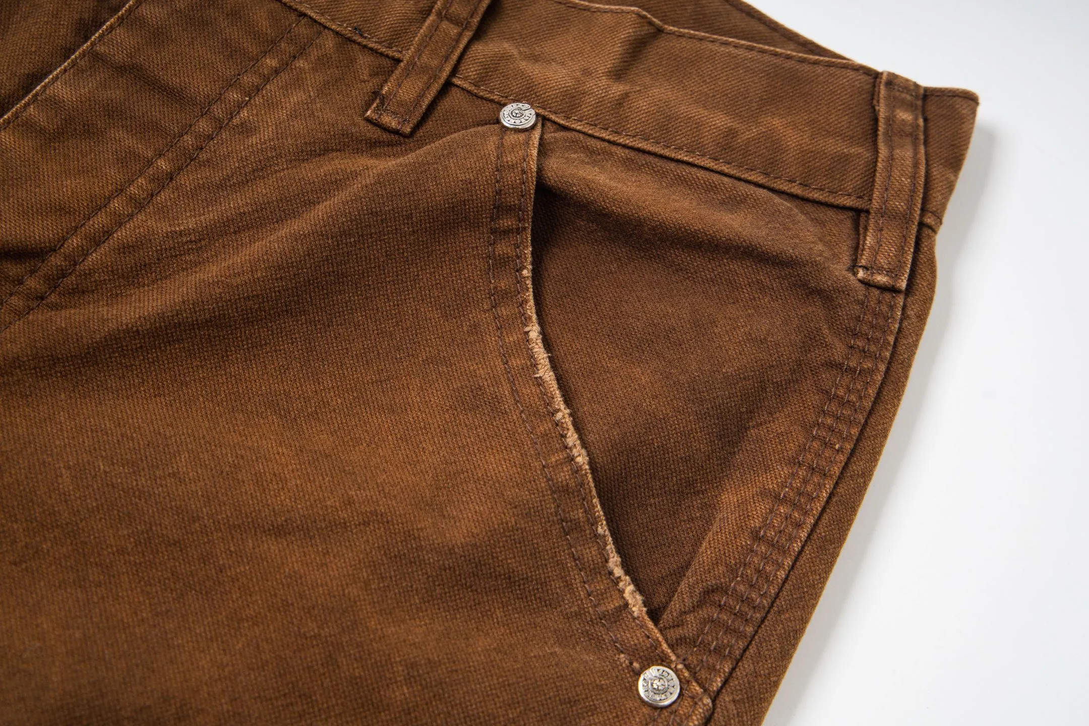 P290 Chrome Hearts Chrome Hearts Brown Logging Orange Multi-leather Jeans Multi-leather standard workwear jeans and jeans need to be washed and then disassembled and hand-stitched with sheepskin cross leather and then spliced to complete. The whole process is too complicated to describe. About Chrome Hearts This is an extremely luxurious fashion brand that can also be called the nobility of the high street. It has always been an exclusive brand for some hipsters or the second generation of rich people. Compared with ordinary high streets, it is more luxurious and noble. Compared with luxury brands, it is more fashionable and individual. It has always been a brand that I have a special liking for. Style number: 1787# Color: Brown Size: 28 30 32 34 36